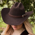 een hoedenband met paardenhaar erin verwerkt handgemaakt ook met western tooling mogelijk aandenken en draagbare herinnering aan paard of pony
