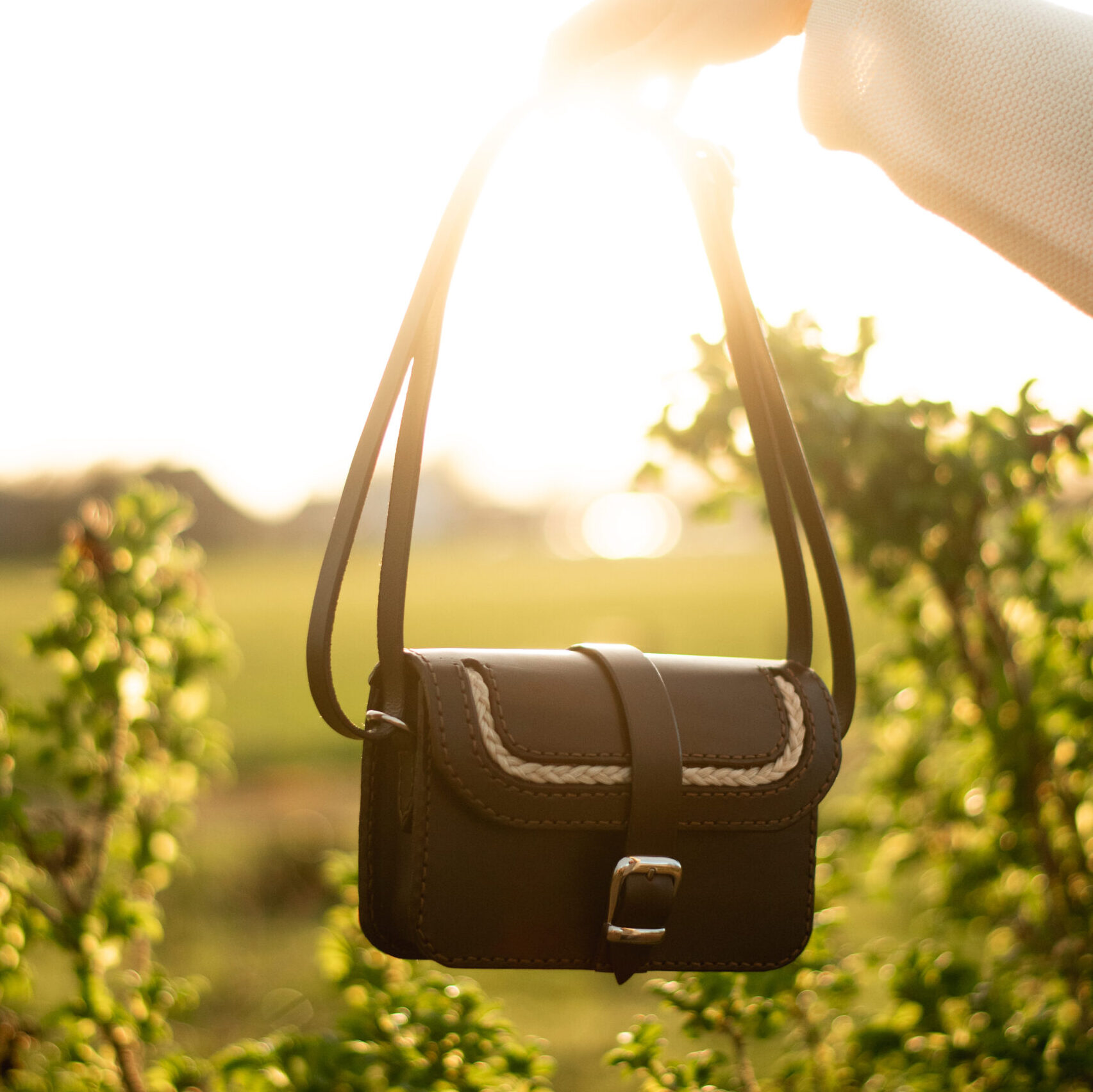 Paardenhaar tas die ook gemaakt kan worden van een oud paardenzadel, volledig met de hand gemaakt met het haar van jouw paard. Iets anders dan een paardenhaar sieraad.